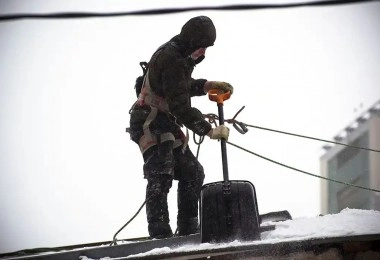 Чистка крыши от снега. Чистка крыши от снега.